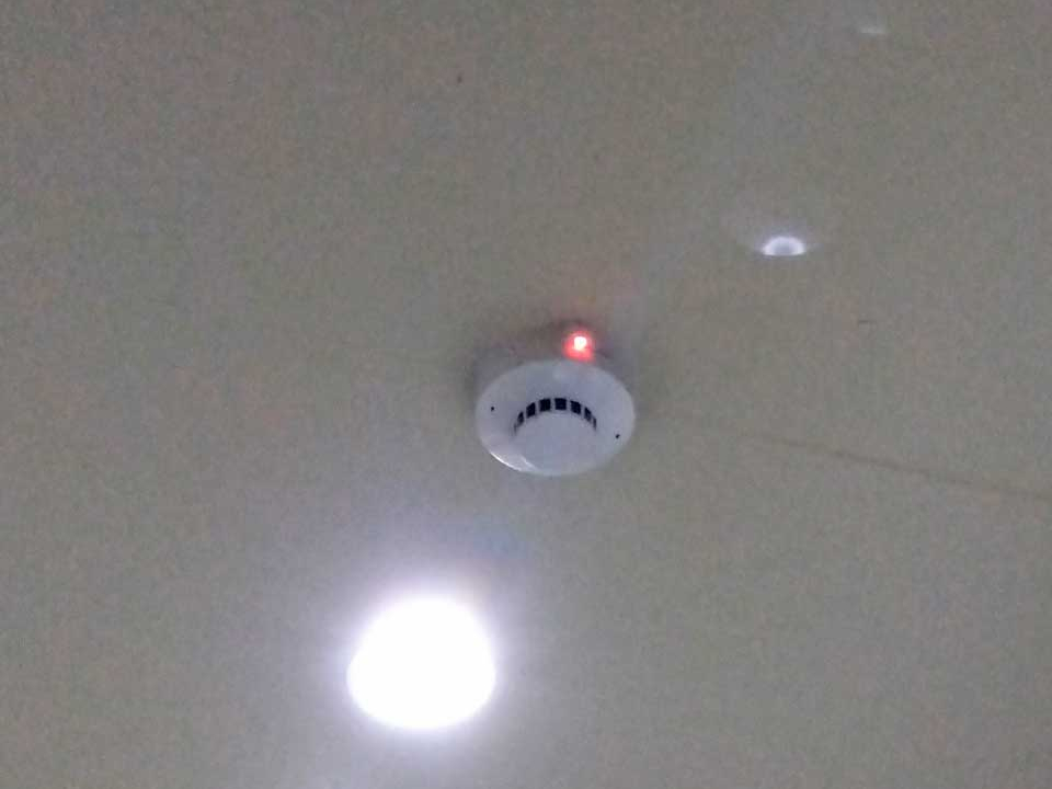 工事事例 - 自動火災報知設備 光電式スポット型感知器の移設